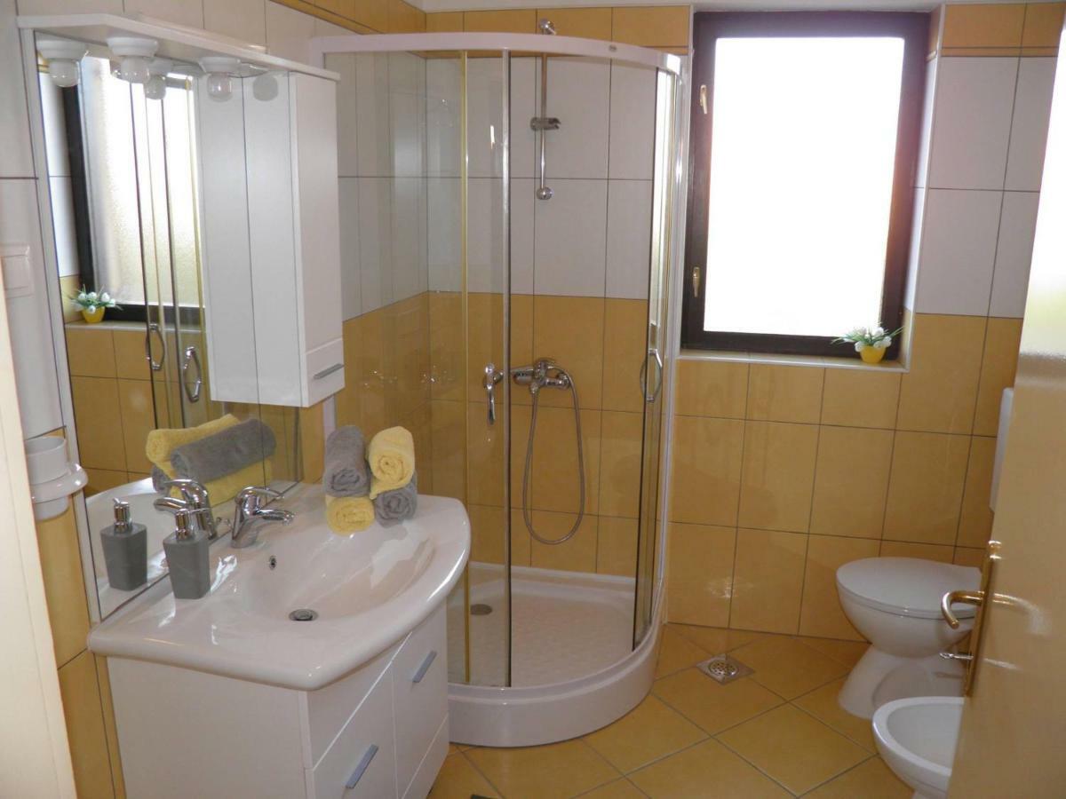 Apartment Suzy With Private Parking Fažana Exterior foto